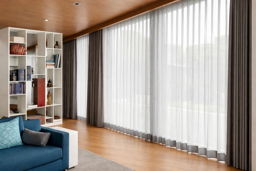 Sala con cortinas de piso a techo